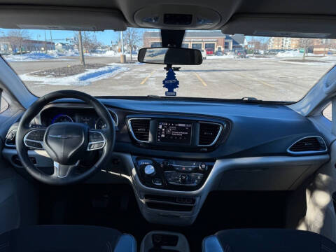 2022 Chrysler Voyager LX