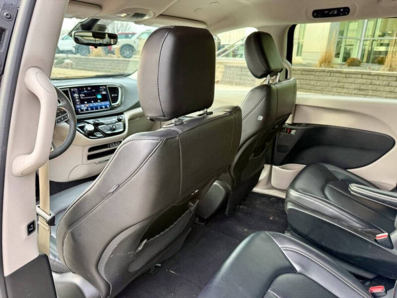 2024 Chrysler Pacifica Plug-In Hybrid Select