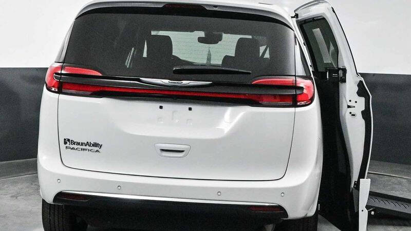 2025 Chrysler Pacifica Select