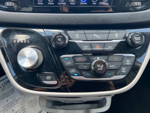 2017 Chrysler Pacifica Touring-L