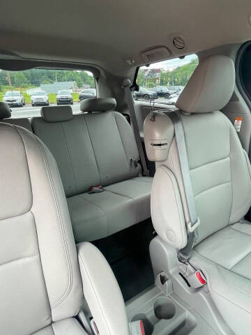 2017 Toyota Sienna XLE 7-Passenger Auto Access Seat