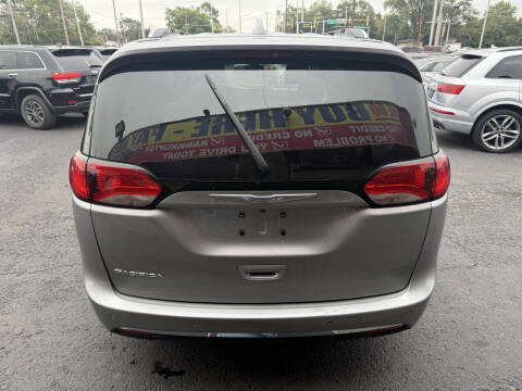 2017 Chrysler Pacifica Touring-L Plus