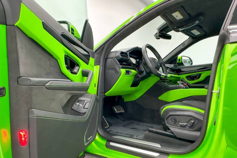 2025 Lamborghini Urus SE