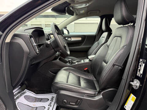 2022 Volvo XC40 T5 Momentum