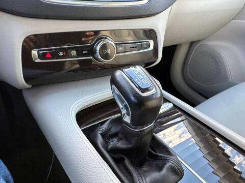 2017 Volvo XC90 T6 Momentum