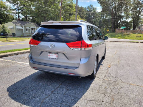 2014 Toyota Sienna XLE 7-Passenger Auto Access Seat