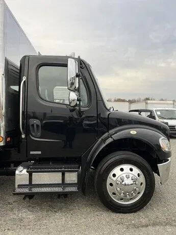 2009 Freightliner M2 106