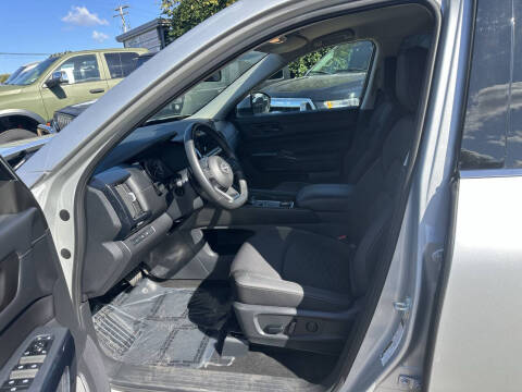 2025 Nissan Pathfinder SV