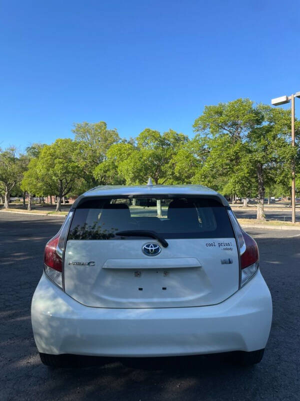 2015 Toyota Prius c Two photo 6