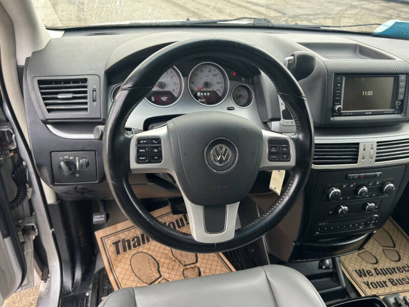 2011 Volkswagen Routan SE