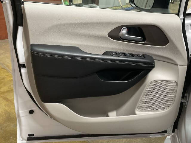 2021 Chrysler Voyager LX