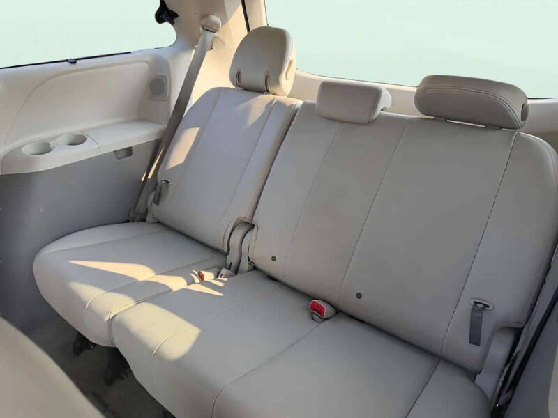 2011 Toyota Sienna XLE 7-Passenger Auto Access Seat