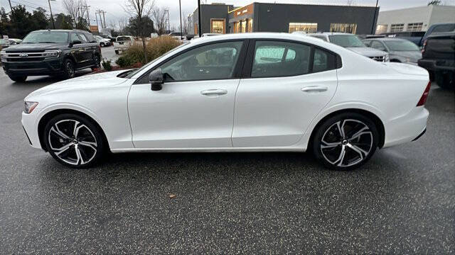 2024 Volvo S60 B5 Core Dark Theme