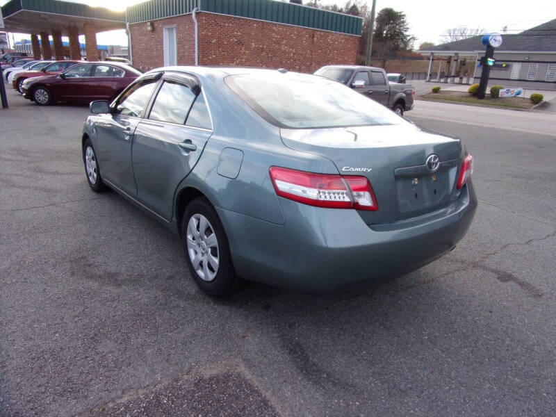 2010 Toyota Camry LE photo 4