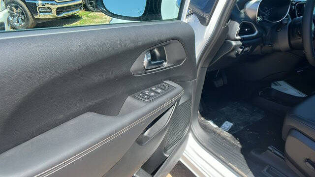 2026 Chrysler Voyager LX