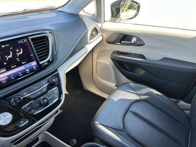 2024 Chrysler Pacifica Plug-In Hybrid Select