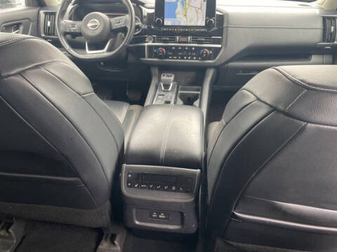 2022 Nissan Pathfinder SL