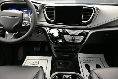 2027 Chrysler Pacifica Select