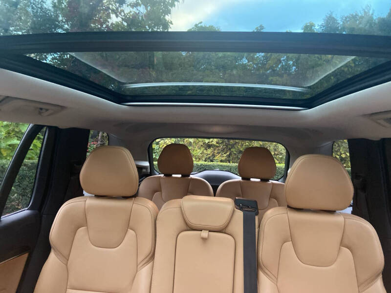 2016 Volvo XC90 T6 Momentum