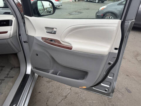 2014 Toyota Sienna Limited 7-Passenger