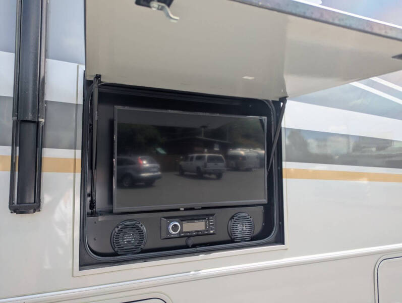 2021 Winnebago Adventurer 29B / 30ft