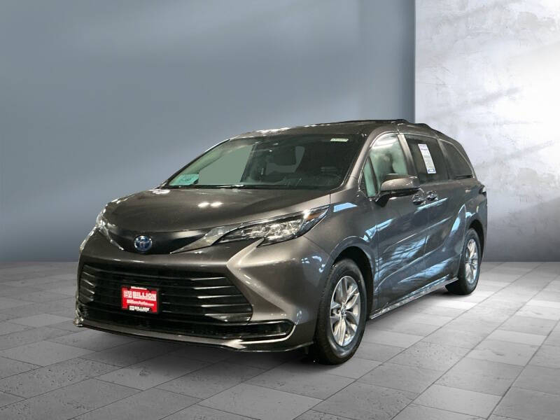 2023 Toyota Sienna LE 8-Passenger