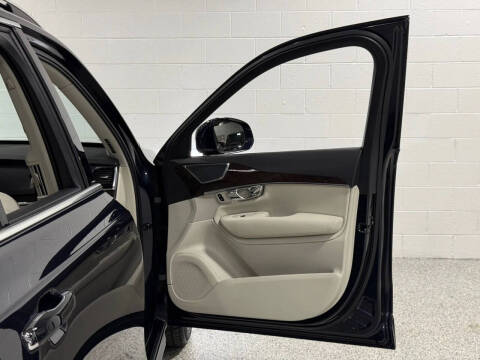 2016 Volvo XC90 T6 Momentum