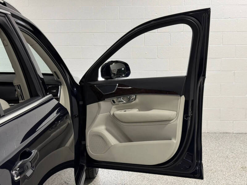 2016 Volvo XC90 T6 Momentum