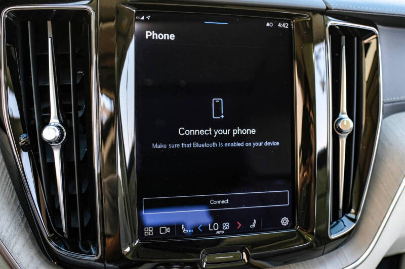 2023 Volvo XC60 B5 Ultimate Dark Theme