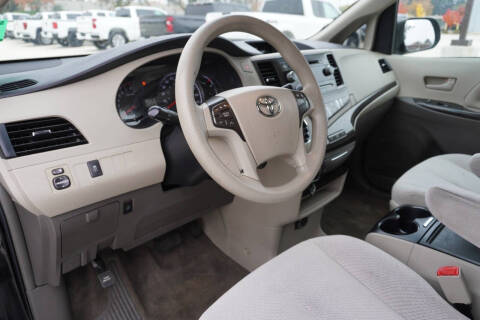 2013 Toyota Sienna LE 7-Passenger Auto Access Seat