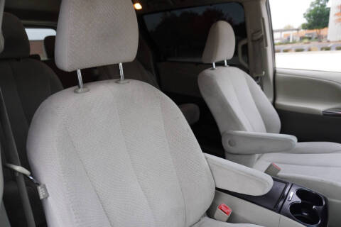 2013 Toyota Sienna LE 7-Passenger Auto Access Seat