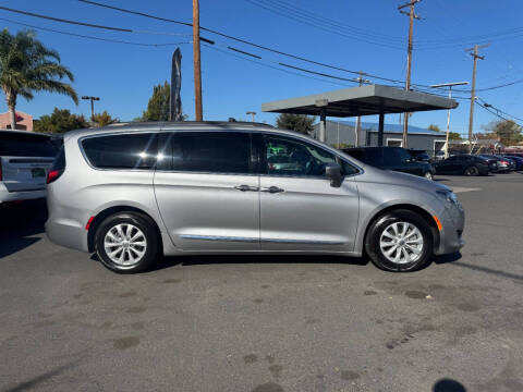 2017 Chrysler Pacifica Touring-L