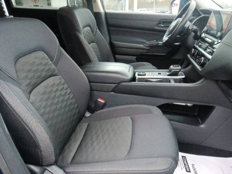 2024 Nissan Pathfinder SV