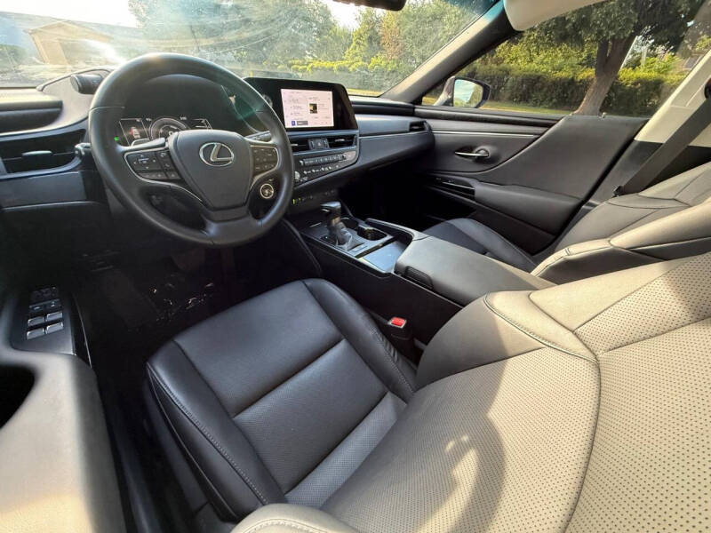 2025 Lexus ES 300h