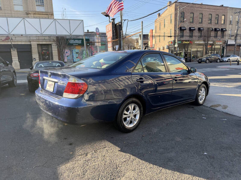 2005 Toyota Camry LE V6