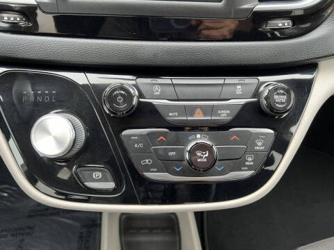 2022 Chrysler Voyager LX