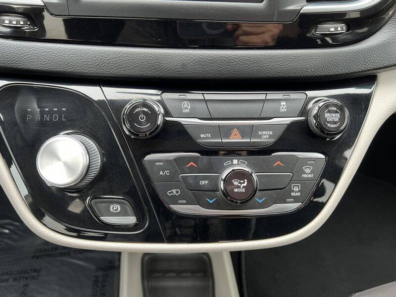2022 Chrysler Voyager LX