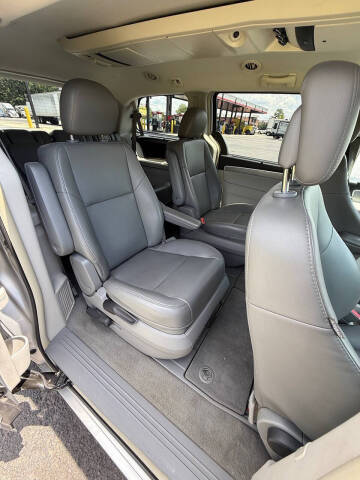 2011 Volkswagen Routan SE
