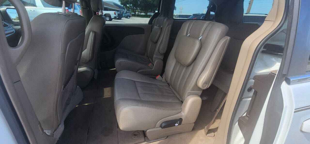 2016 CHRYSLER Town and Country Minivan - $7,950
