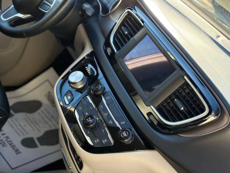 2020 Chrysler Voyager LXi