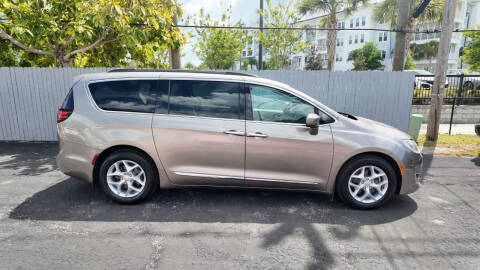 2017 Chrysler Pacifica Touring-L