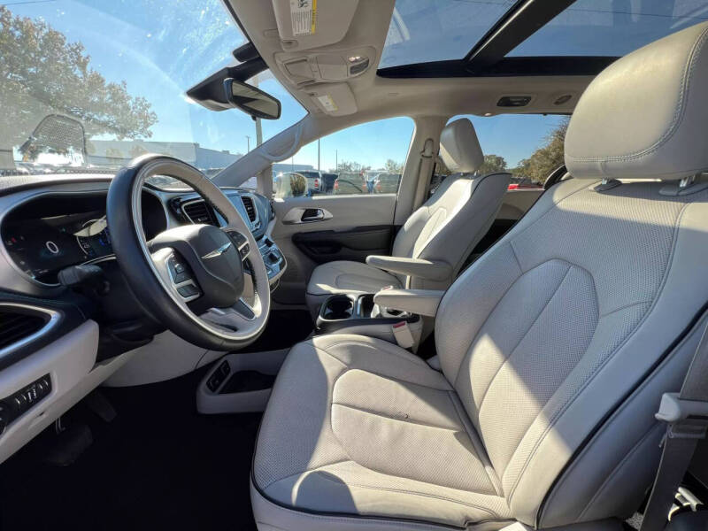 2017 Chrysler Pacifica Hybrid Platinum