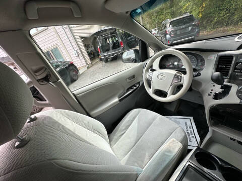 2012 Toyota Sienna LE 8-Passenger