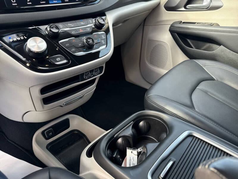 2024 Chrysler Pacifica Touring L