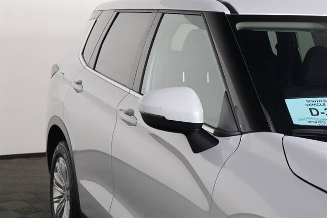 2024 Mitsubishi Outlander ES