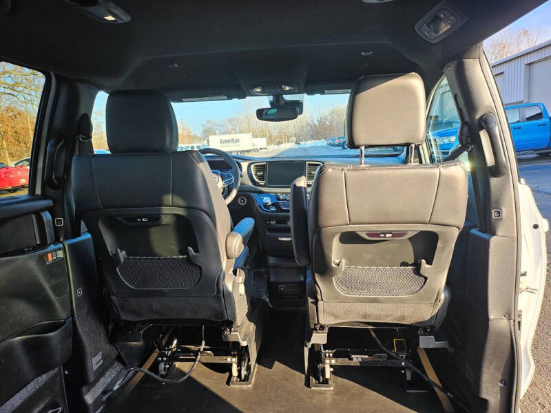 2025 Chrysler Pacifica Select