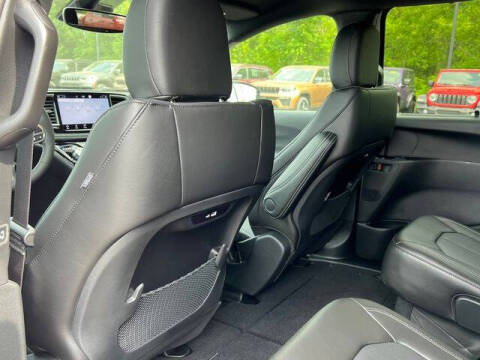 2027 Chrysler Pacifica Select