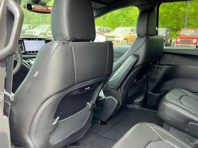 2027 Chrysler Pacifica Select