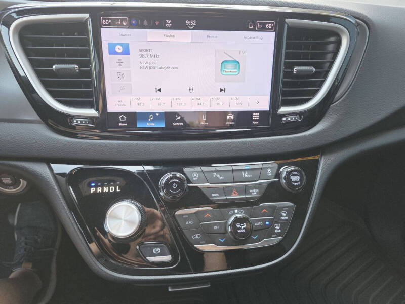 2025 Chrysler Pacifica Select