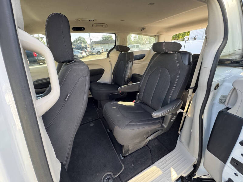 2022 Chrysler Voyager LX